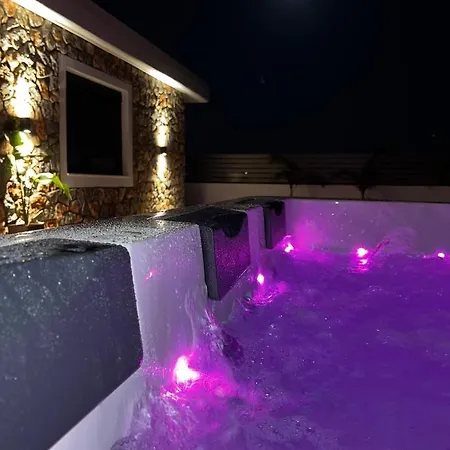 Odyssea View & Hot Jacuzzi Front Kremasztí