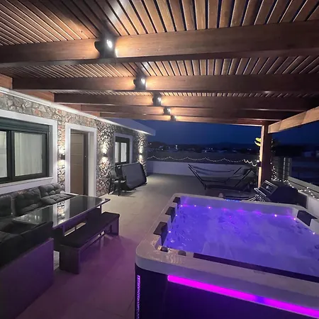 Odyssea View & Hot Jacuzzi Front Kremasztí