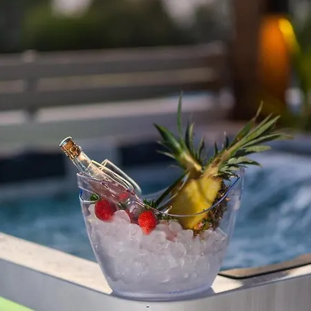 Odyssea View & Hot Jacuzzi Front * Κρεμαστή