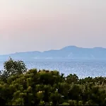 Odyssea View & Hot Jacuzzi Front Kremastí
