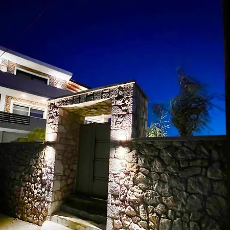 Odyssea View & Hot Jacuzzi Front