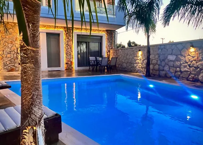 Odyssea View & Hot Jacuzzi Front Kremastí